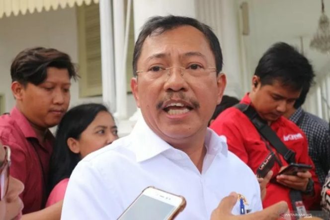 					Menteri Kesehatan Terawan Agus Putranto berbincang dengan wartawan di Istana Kepresidenan Jakarta, Senin (2/3/2020). (ANTARA/Desca Lidya Natalia)