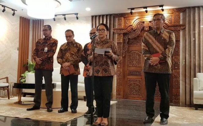 					Menteri Luar Negeri Retno Marsudi mengumumkan larangan masuk atau transit ke Indonesia berkaitan dengan virus corona atau COVID-19, di Jakarta, Kamis (5/3/2020). (ANTARA/Yashinta Difa)
