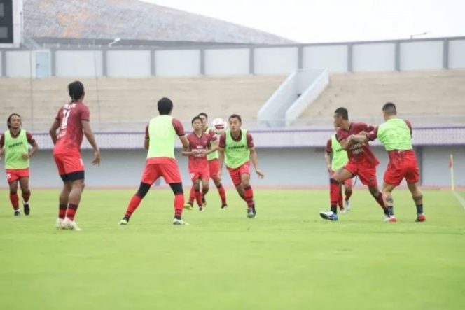 					Pemain Persita Tangerang berlatih di Stadion Sport Center, Tangerang, Kamis (5/3/2020). Latihan itu sebagai persiapan menghadapi PSM Makassar dalam lanjutan Liga 1 Indonesia 2020, Jumat (6/3). (Persita Tangerang)