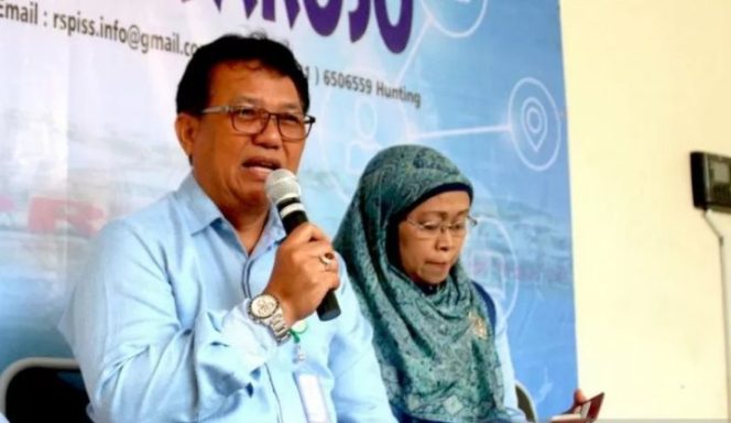 					Direktur Utama Rumah Sakit Pusat Infeksi Sulianti Saroso, Mohammad Syahrir (kiri), menyampaikan perkembangan penanganan pasien COVID-19 di pelataran gedung RS, Jakarta, Rabu (11/3/2020). (ANTARA/Genta Tenri Mawangi)