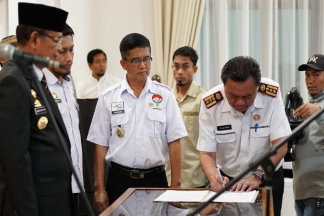 					Lantik 32 Pejabat Eselon III dan IV, Bupati Luwu Warning ASN yang Terlibat Politik