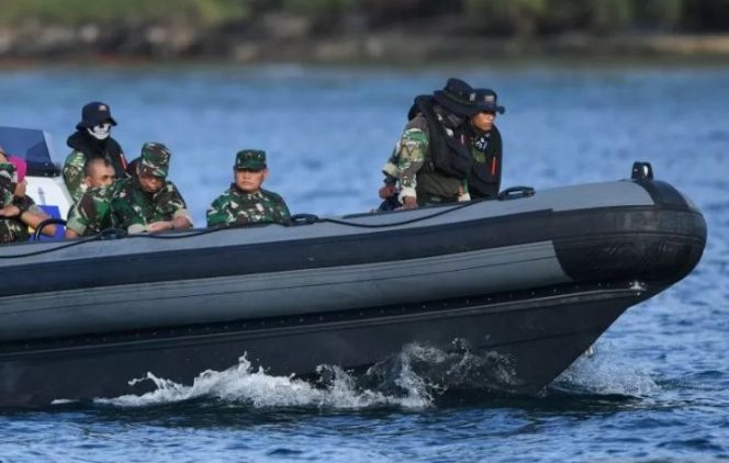 					Panglima Komando Tugas Gabungan Terpadu (Pangkogasgabpad) Laksamana Madya TNI Yudo Margono (tengah) berpatroli menggunakan sea rider di kawasan perairan Pulau Sebaru Kecil, Kepulauan Seribu, Jakarta, Selasa (3/3/2020). ANTARA FOTO/Akbar Nugroho Gumay/wsj.