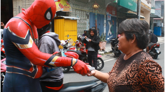 					Spiderman Parepare membagikan masker kapada pengguna jalan yang melintas di Jalan Sulawesi, Kota Parepare, belum lama ini. (Wahyu Ady Saputra/BERITA.NEWS)