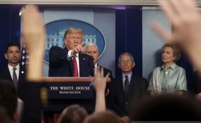 					Presiden Amerika Serikat Donald Trump memimpin instruksi harian satuan tugas virus corona (COVID-19) di Gedung Putih, Washington, Amerika Serikat, Jumat (20/3/2020). (REUTERS/JONATHAN ERNST)