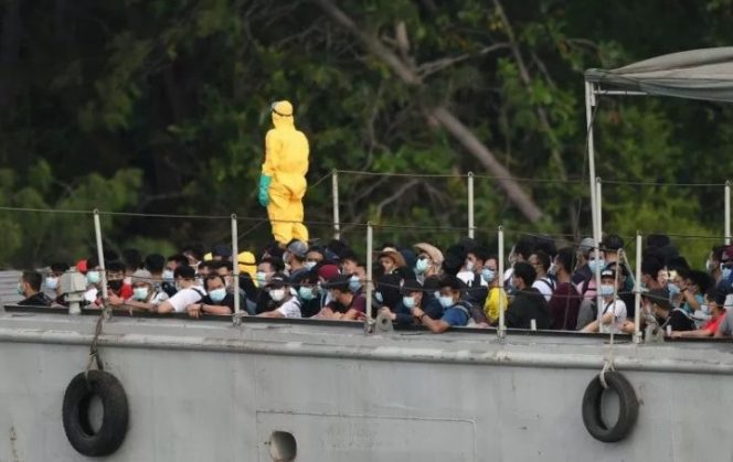 					Landing Craft Utility (LCU) KRI dr Soeharso mengangkut WNI ABK World Dream untuk diobservasi di Pulau Sebaru Kecil, Kepulauan Seribu, Jakarta, Jumat (28/2/2020). Sebanyak 188 orang WNI pekerja atau anak buah kapal (ABK) kapal pesiar World Dream akan menjalani karantina dan observasi risiko virus corona (Covid-19). ANTARA FOTO/Akbar Nugroho Gumay/aww.
