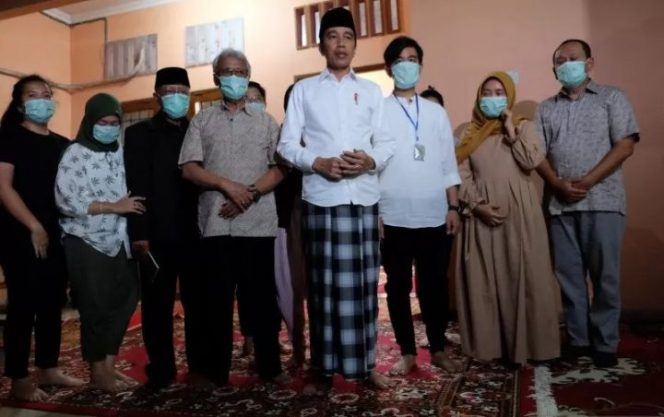 					Presiden Joko Widodo (tengah) didampingi putra sulung presiden, Gibran Rakabuming Raka (ketiga kanan) beserta keluarga memberikan keterangan pers terkait wafatnya ibunda Presiden Joko Widodo, Sujiatmi Notomiharjo di rumah duka, Sumber, Banjarsari, Solo, Jawa Tengah, Rabu (25/3/2020). ANTARAFOTO/Maulana Surya/foc (ANTARA FOTO/Maulana Surya)