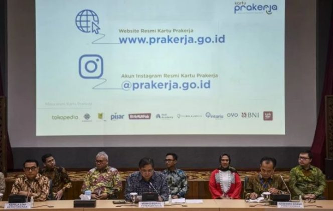 					Menko Perekonomian Airlangga Hartarto (tengah depan), Kepala Staf Kepresidenan Moeldoko (kiri depan) dan Sesmenko Perekonomian Susiwijono (kanan depan) serta perwakilan mitra resmi Kartu Prakerja memberikan keterangan pers soal peluncuran situs resmi Kartu Prakerja di Kantor Kemenko Perekonomian, Jakarta, Jumat (20/3/2020). (Antara)