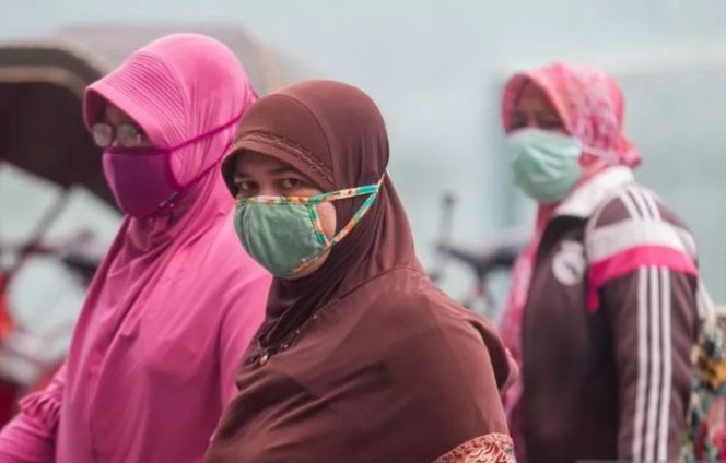 					Arsip Foto. Warga mengenakan masker di Pasar Klewer, Solo, Jawa Tengah, Sabtu (14/3/2020), dalam upaya menghindari penularan virus corona penyebab COVID-19. (ANTARA FOTO/MOHAMMAD AYUDHA)