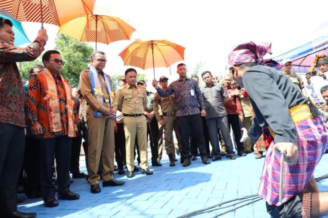 					Bupati Bantaeng, Ilham Azikin saat mendampingi Gubernur Sulsel, Nurdin Abdullah di peresmian gedung kantor BRI.