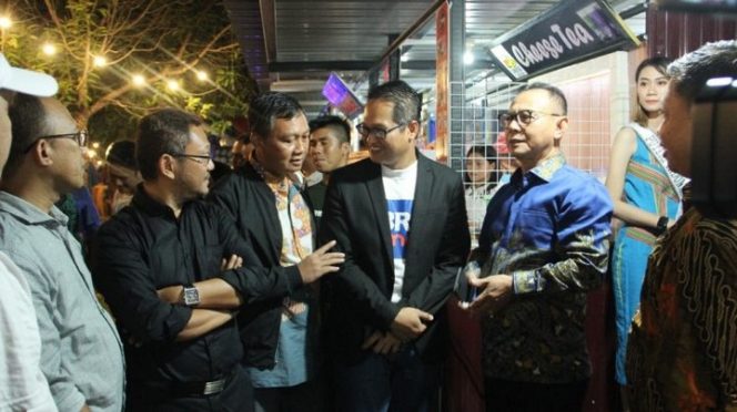 					Uji coba perdana menerapkan pembayaran digital yang diperkenalkan Bank Indonesia ( BI ) Perwakilan Sulawesi Barat, terhadap adanya aplikasi layanan pembayaran non tunai melalui system online Quick Response Code Indonesian Standard ( QRIS ) di Manakarra UMKM Corner ( MUC ), yang berlangsung ditaman Karema Mamuju Sabtu, ( 14/03 ). Acara ini dihadiri Bupati Mamuju H. Habsi Wahid dan Wakil Bupati H. Irwan SP Pababari