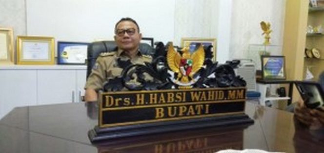 					Bupati Mamuju H. Habsi Wahid 
