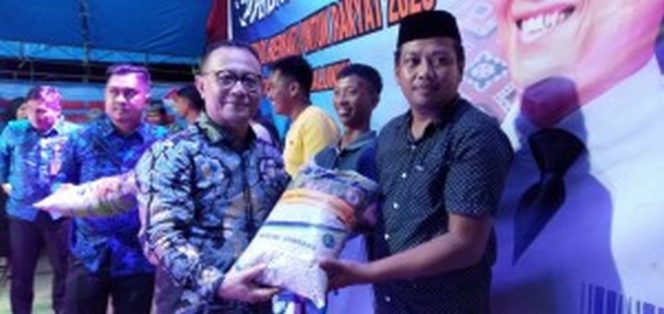 					Safari Sehari Berbakti Untuk Rakyat (Sahabat Rakyat) program pelayanan langsung yang dilakukan oleh Pemkab Mamuju kepada masyarakat berlangsung di Lapangan Tasiu, Kecamatan Kalukku, Jumat (6/3/2020)
