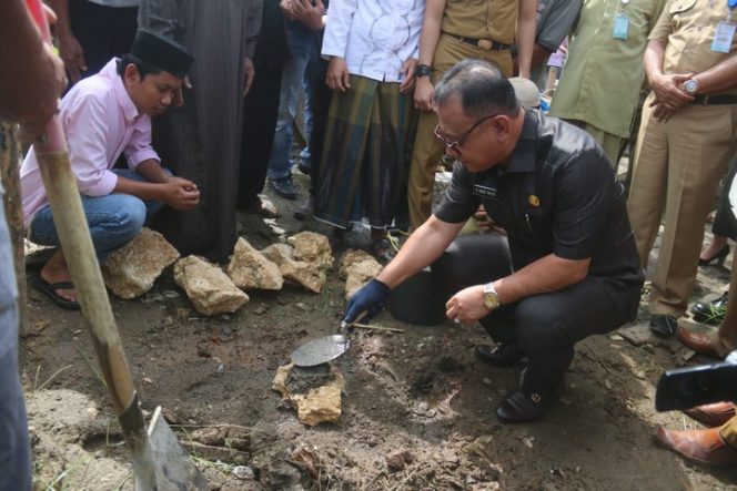					Bupati Mamuju, H Habsi Wahid melakukan peletakan batu pertama Masjid Al- Malikul Wahid di Kompleks Pasar Sentral Mamuju, Selasa (14/1/2020)