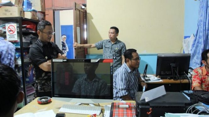 					Wakil Bupati Mamuju Irwan Satya Putra Pababari didampingi Sekretaris Daerah Kabupaten Mamuju H. Suaib inspeksi mendadak (Sidak) kantor Dinas Kependudukan dan Pencatatan Sipil ( Disdukcapil ) Mamuju, Kamis, (13/2/2020)