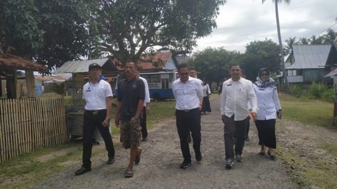 					Melakukan monitoring dan evaluasi (monev) di Kecamatan Papalang untuk memantau kondisi pelaksanaan kegiatan pembangunan di tingkat kecamatan dan desa, Rabu (5/1/2020), Wakil Bupati Mamuju, H Irwan SP Pababari juga menyempatkan bercengkrama dengan warga setempat