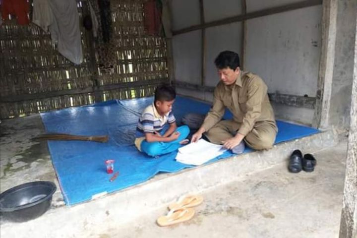 Momen Pak Guru Avan mendatangi dan mengajar siswanya di tengan pandemic COVID 19. (Facebook/avanfathur)