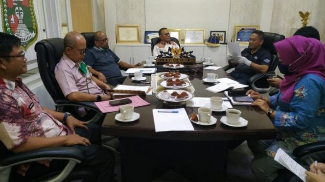 					Pemerintah Kabupaten Mamuju dipastikan memperkuat Surat Gubernur Sulbar tentang pengamanan wilayah dalam upaya mencegah penyebaran virus corona