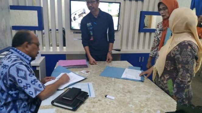 					Sekda Mamuju, H Suaib, Jumat ( 27/3/2020 ) menjelaskan, dikeluarkannya surat Bupati tersebut sebagai langkah taktis atas upaya pencegahan penyebaran virus corona