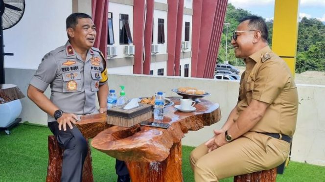 					Bahas soal penyebaran covid – 19, Bupati Mamuju Habsi Wahid, melakukan silaturahmi ke kantor Polda Sulbar, Kamis (26/3/2020)