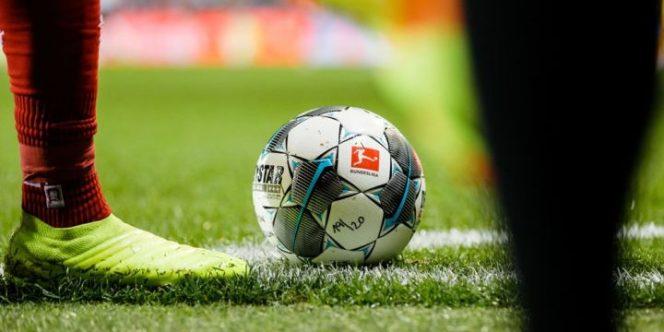 					Bola resmi Bundesliga ketika dipakai di pertandingan 1. FC Union Berlin vs Eintracht Frankfurt di Stadion An der Alten Foersterei. (c) DFL