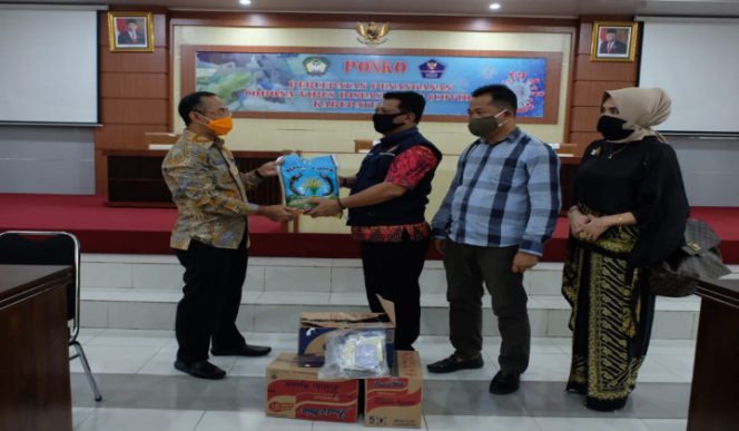 					Karang Taruna Gowa Serahkan Bantuan Pangan dan Masker ke Pemkab