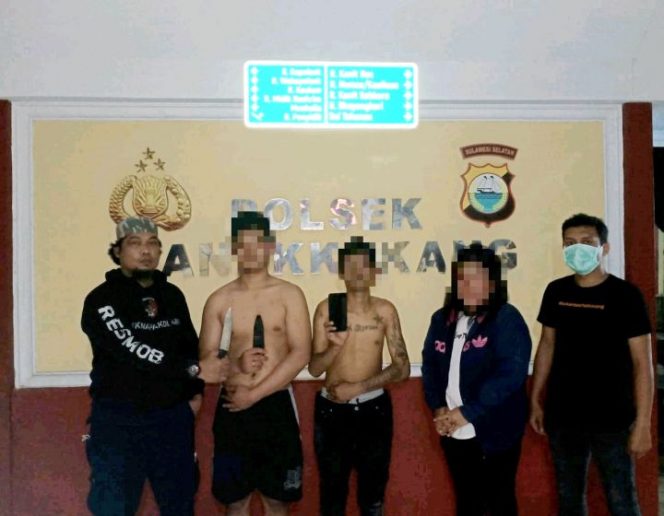 					Kedua Pelaku Begal Saat Berhasil Diamankan Oleh Pihak Kepolisian. (IST)