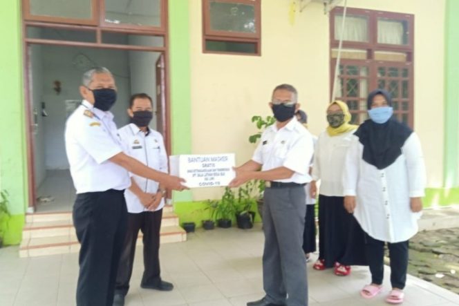 					Disnakertrans Luwu Serahkan Seribu Masker ke Satgas Pencegahan Covid-19