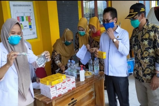 					40 Anggota Dewan Jeneponto Kompak Bagikan Masker dan Obat-obatan