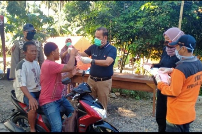 					Peduli Pencegahan Covid-19, Basmin Langsung Pasangkan Masker ke Pengendara