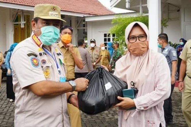 					Hari Kartini, Pemkab Bone Bagikan Bantuan ke Masyarakat yang Berdampak Covid-19