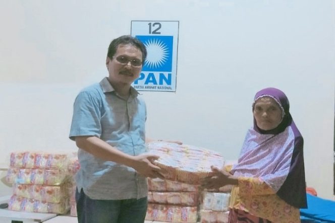 					Ketua PAN Jeneponto Sisipkan Gajinya Bantu Ratusan Janda dan Duda