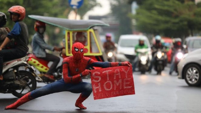 					Aksi superhero kampanye di jalanan Makassar meminta warga petuh anjuran tetap di rumah untuk memutus mata rantai Corona (dok. Komunitas Om Robot)