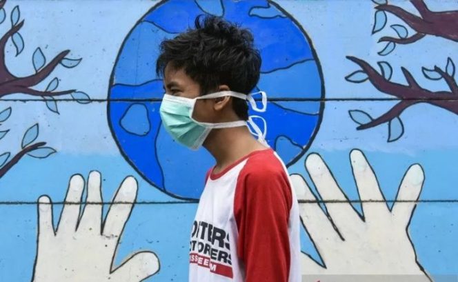 					Seorang warga mengenakan masker saat beraktivitas di luar rumah di Kelurahan Ampenan Tengah, Mataram, NTB, Minggu (5/4/2020). ANTARA FOTO/Ahmad Subaidi/aww.