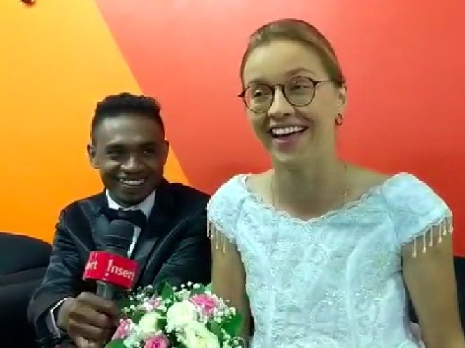 					Pernikahan bule Prancis dan pria Flores. Foto: Insertlive