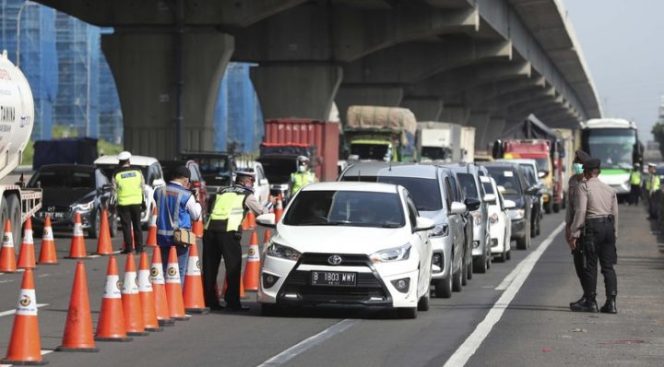 					Pos penyekatan pemudik di Tol Jakarta-Cikampek. Foto: AP/Achmad Ibrahim