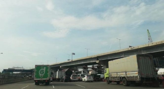 					Tol Cikampek hari pertama pelarangan mudik Lima jam sejak pemberlakuan larangan mudik, polisi cegat lebih dari 1.000 pemudik (Detikcom)