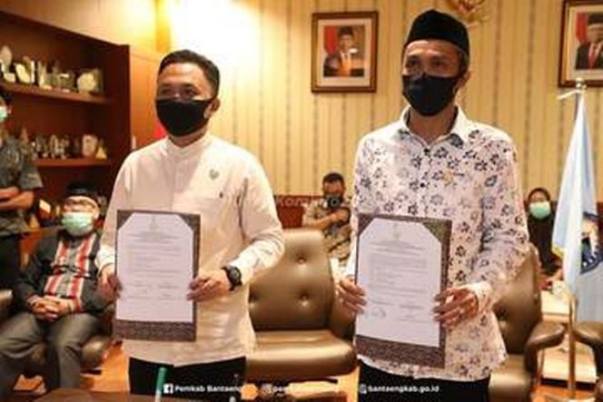 					Berita acara serah terima hasil pemeriksaan BPK atas laporan keuangan Pemerintah Kabupaten Bantaeng tahun anggaran 2019, di Ruang Rapat Pimpinan, Kantor Bupati Bantaeng, Jumat (28/5/2020) pagi.(DISKOMINFO BANTAENG)