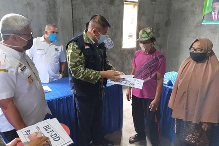 Bupati Bulukumba AM Sukri Sappewali hadir saat penyaluran BLT Dana Desa di Desa Bontonyeleng, Kecamatan Gantarang, Rabu (13/5/2020).