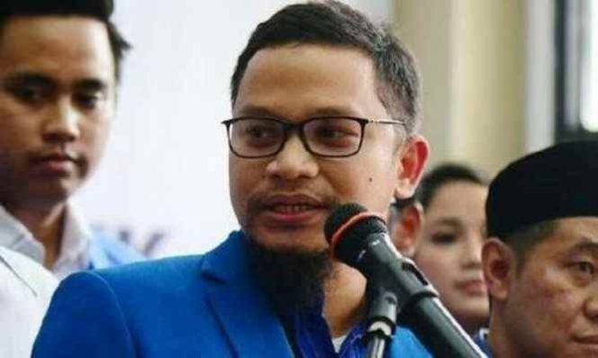 					Hanafi Rais mundur dari PAN dan DPR. (net)