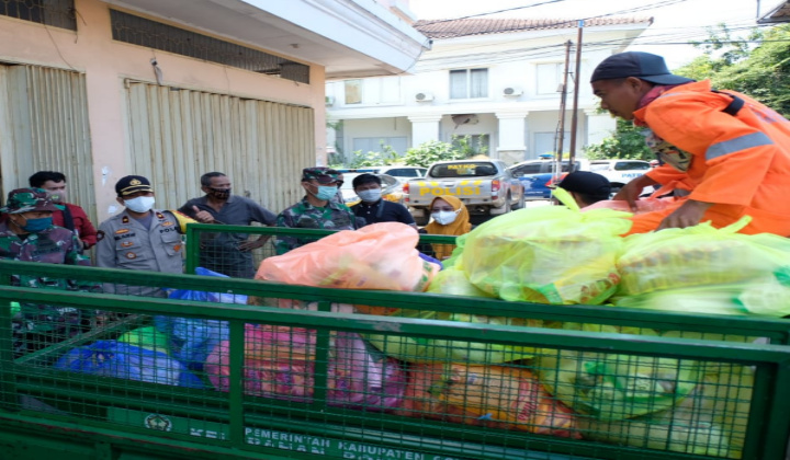 Proses pendistribusian ribuan paket sembako oleh pemerintah daerah kepada masyarakat Kabupaten Gowa (foto:ist).