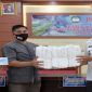 Penyerahan APD oleh Ketua IPPAT Gowa, Ansar Amal kepada Sekretaris Dinas Sosial Kabupaten Gowa, Firdaus. (Foto: Ist).
