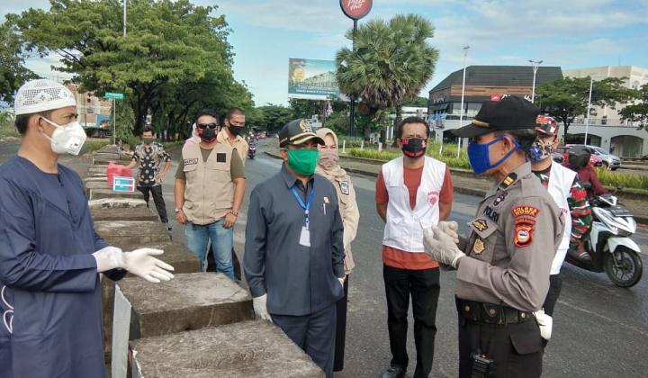 Para pimpinan DPRD Kabupaten Gowa saat memantau langsung pos PSBB Covid-19 di perbatasan Gowa-Makassar. (Foto:ist).