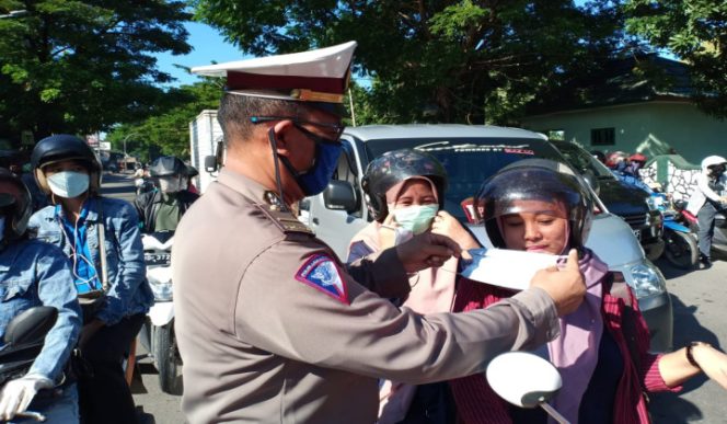 					Bagikan Masker, Ini Imbauan Kasat Lantas Polres Gowa ke Jajarannya