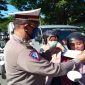 Sat Lantas Polres Gowa tampak memberi imbauan masyarakat agar tetap mengenakan masker saat beraktifitas diluar rumah. (Foto: Ist).