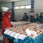 TP PKK Kecamatan Bontomarannu, Kabupaten Gowa saat menyiapkan menu makanan untuk warga. (Foto:ist).