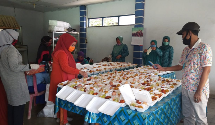 TP PKK Kecamatan Bontomarannu, Kabupaten Gowa saat menyiapkan menu makanan untuk warga. (Foto:ist).