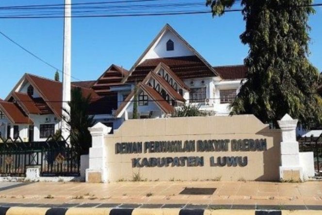 					Diduga Karena Pakai Casing HP Pemuda Pancasila, Wartawan ini Diusir Oknum Legislator WN Keluar Forum