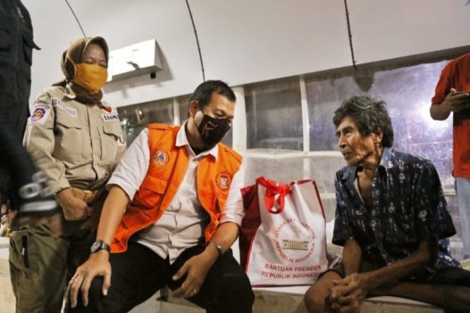 					Iqbal Bagi Sembako Jokowi; Sasar Mursalim, Lelaki Tua di Halte Cendrawasih