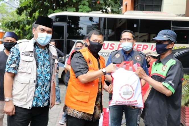 					750 Paket Sembako dari Presiden RI Diterima Buruh Makassar