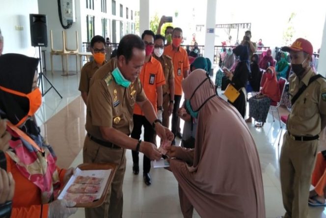 					Bupati Luwu Salurkan Bansos Tunai dari Kemensos untuk 19 Ribu KK